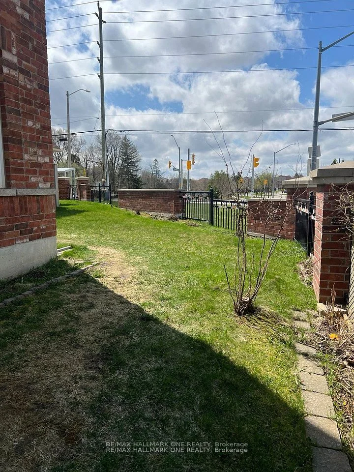 9 Old Colony Road 118, Richmond Hill, ON L4E 4L5