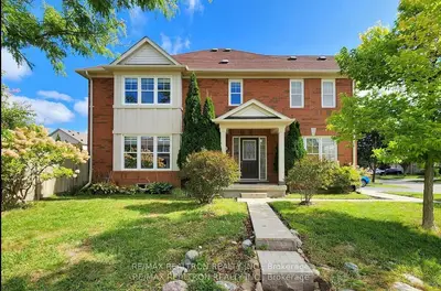 Att/Row/Townhouse in Newmarket