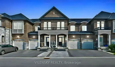 Att/Row/Townhouse in Newmarket
