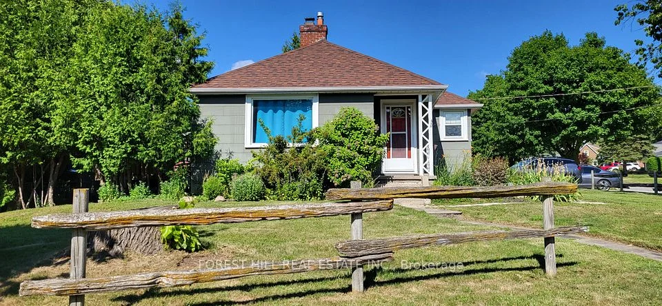 61 Roxborough Road, Newmarket, ON L3Y 3K8