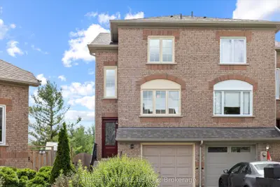 Condo Townhouse in Vaughan