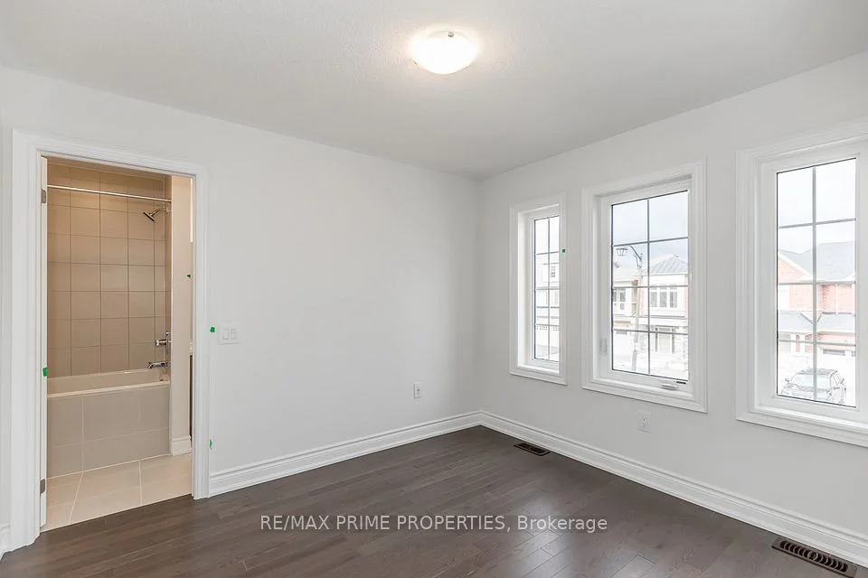 69 Murry Leonard Lane Upper, East Gwillimbury, ON L0G 1R0
