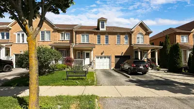 Att/Row/Townhouse in Vaughan