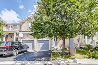 Att/Row/Townhouse in Newmarket