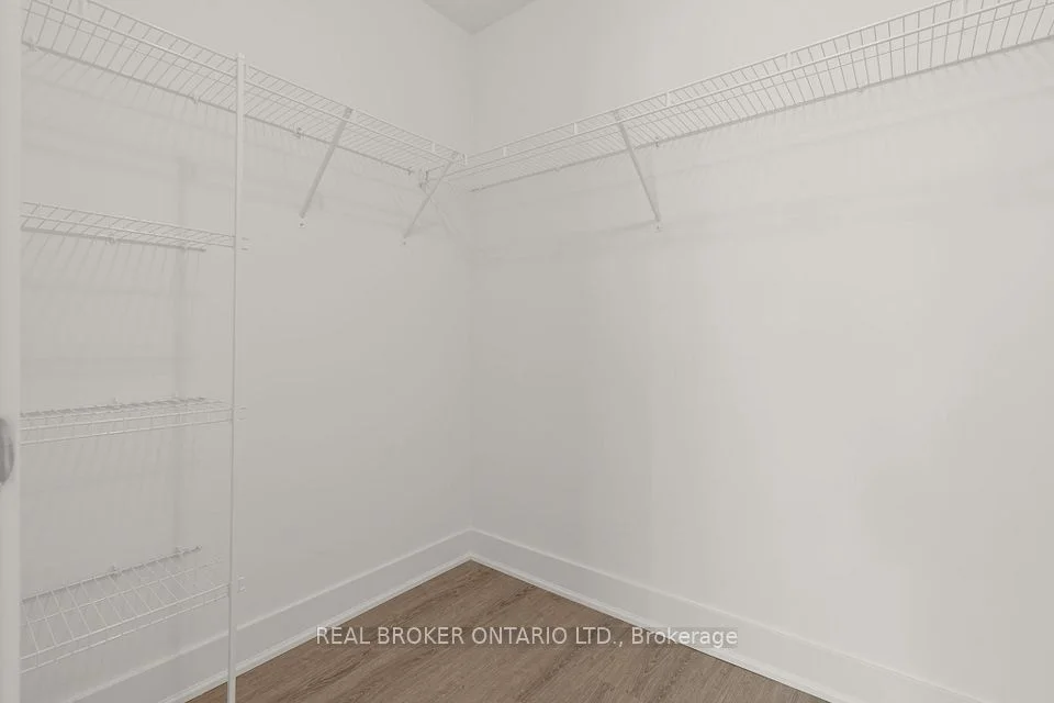 185 Deerfield Road 203, Newmarket, On L3y 0g7