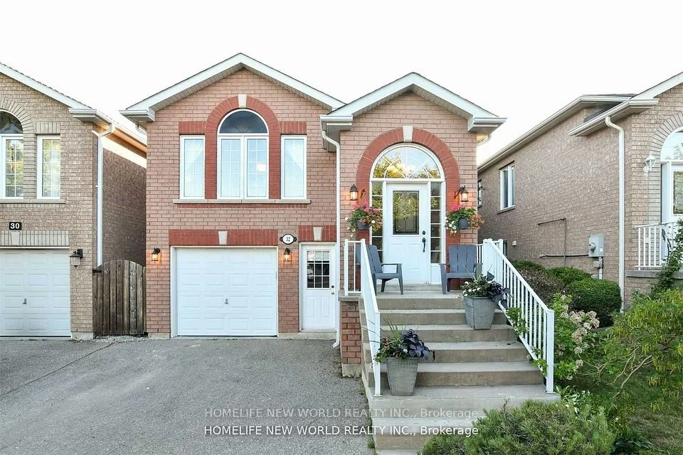 32 Smith Street, Bradford West Gwillimbury, ON L3Z 3C9