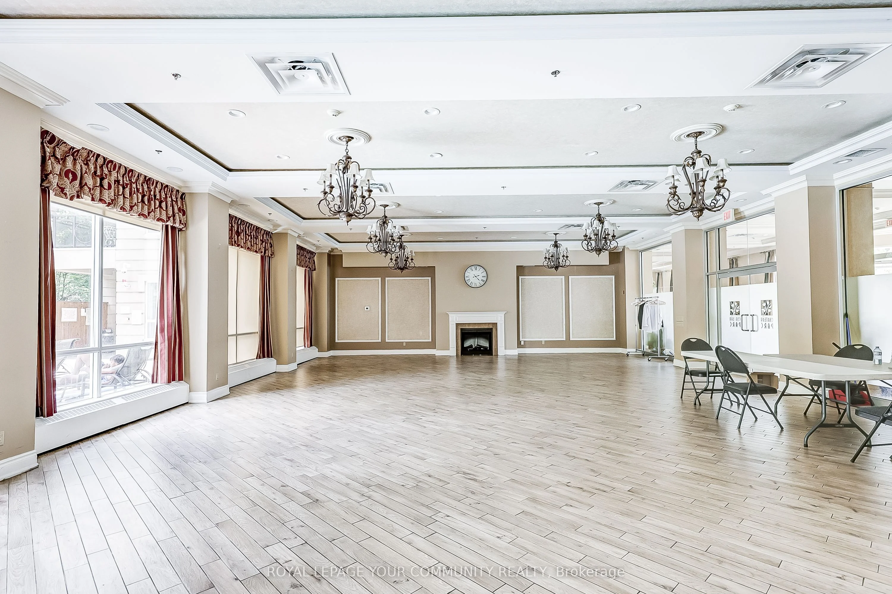 8 Maison Parc Court 612, Vaughan, ON L4J 9K5