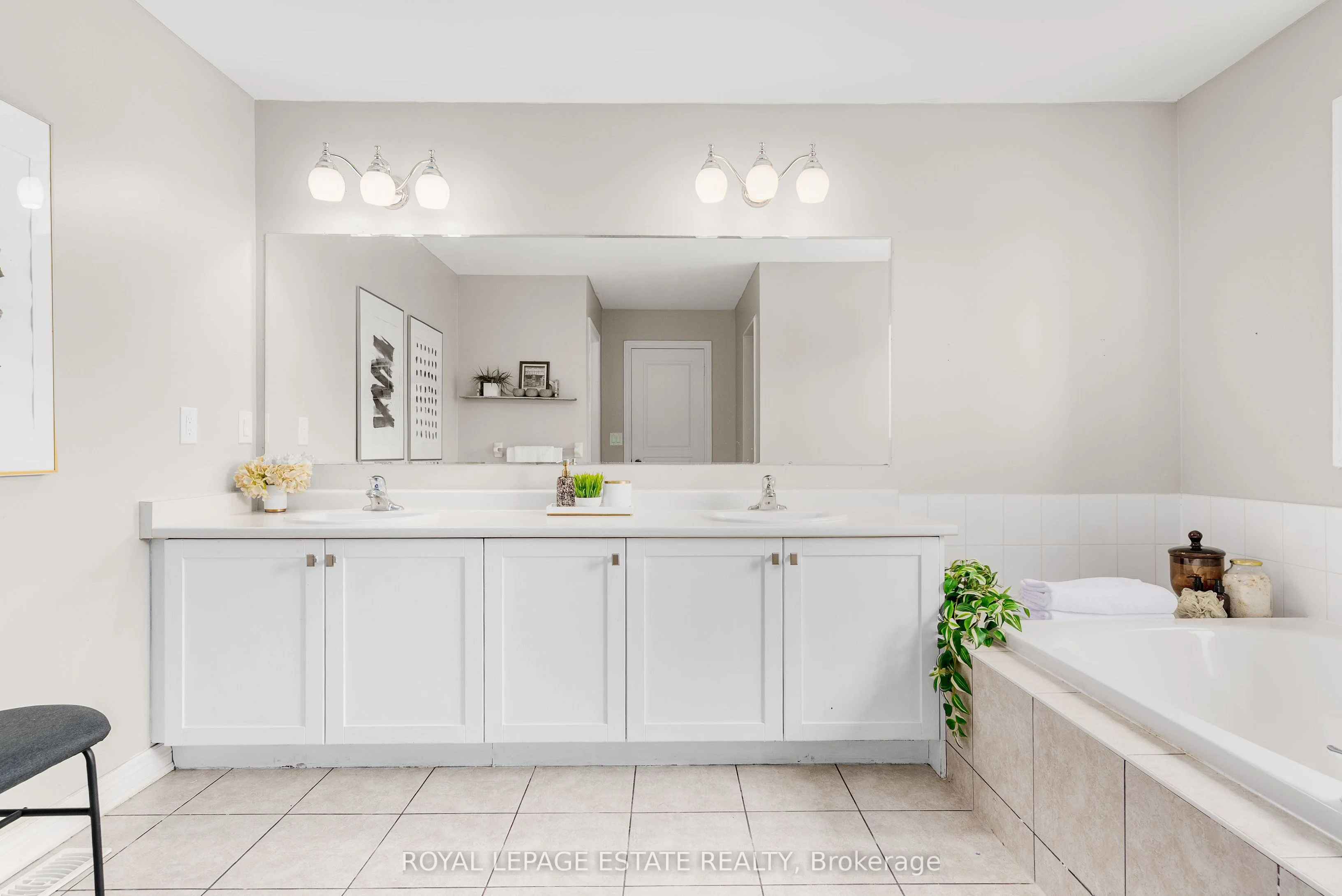 33 Kavanagh Avenue, East Gwillimbury, ON L0G 1V0