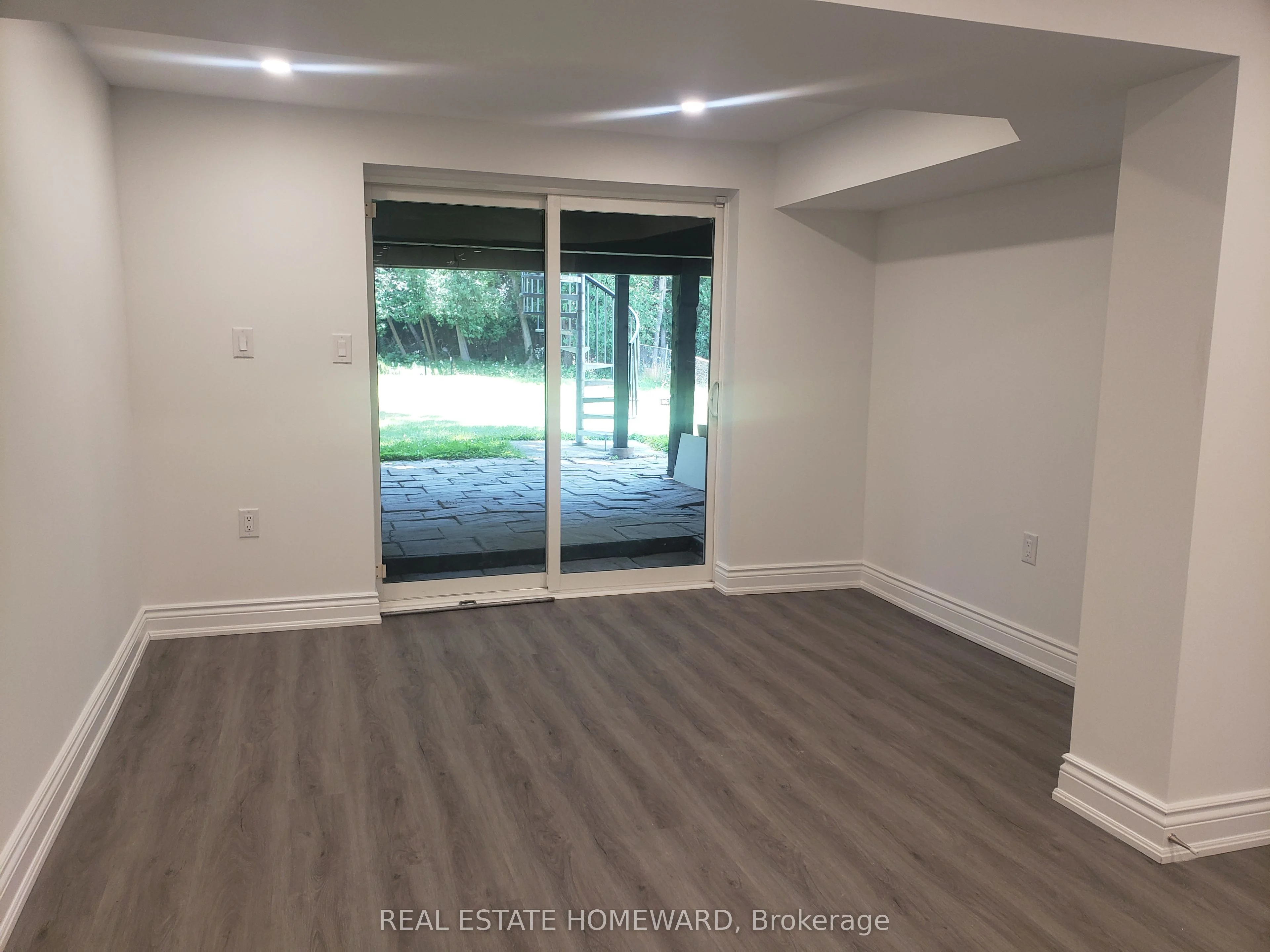 932 Elgin Street Lower, Newmarket, ON L3Y 3C1