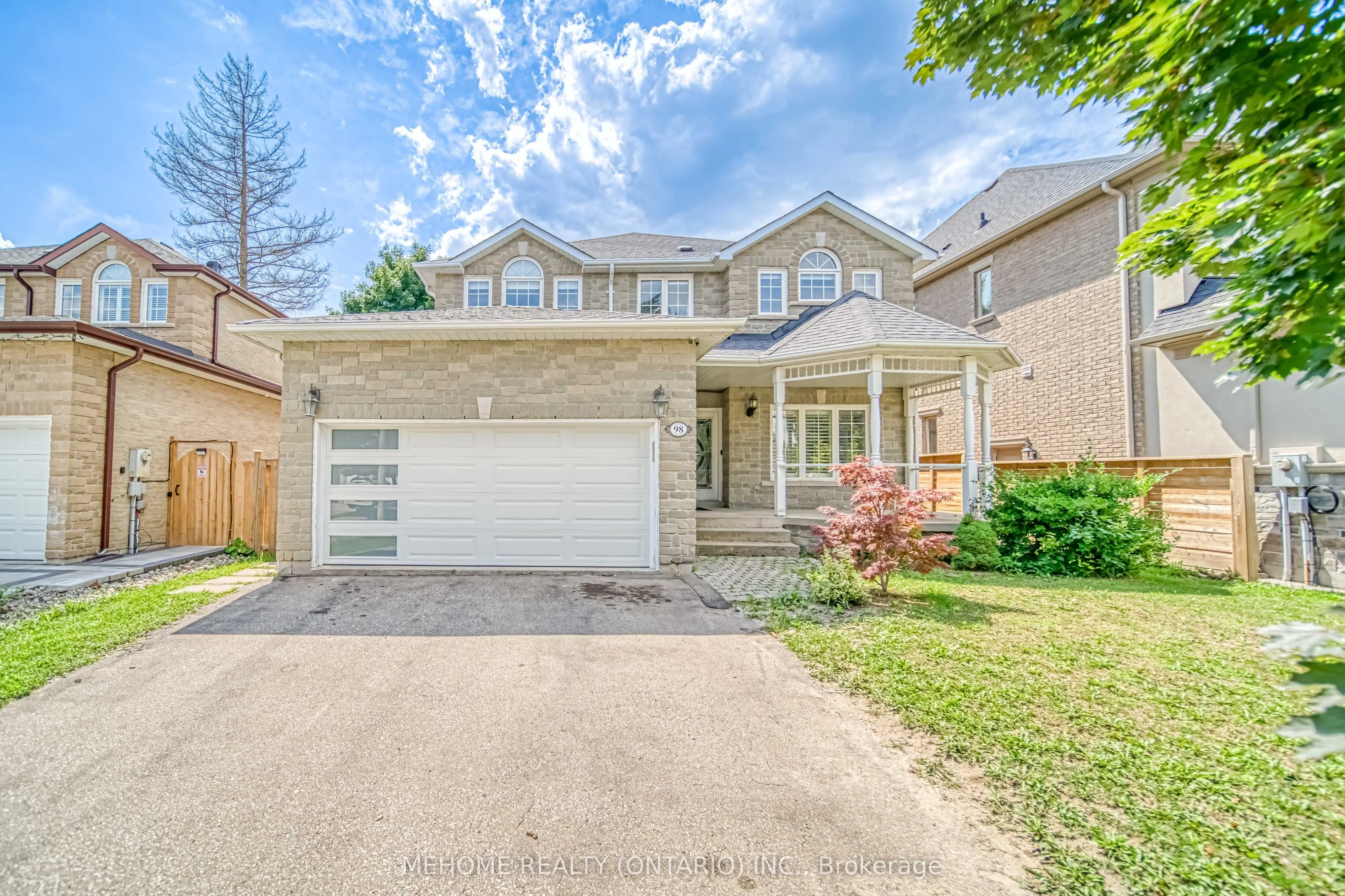 98 Leyburn Avenue Main, Richmond Hill, On L4c 0j6