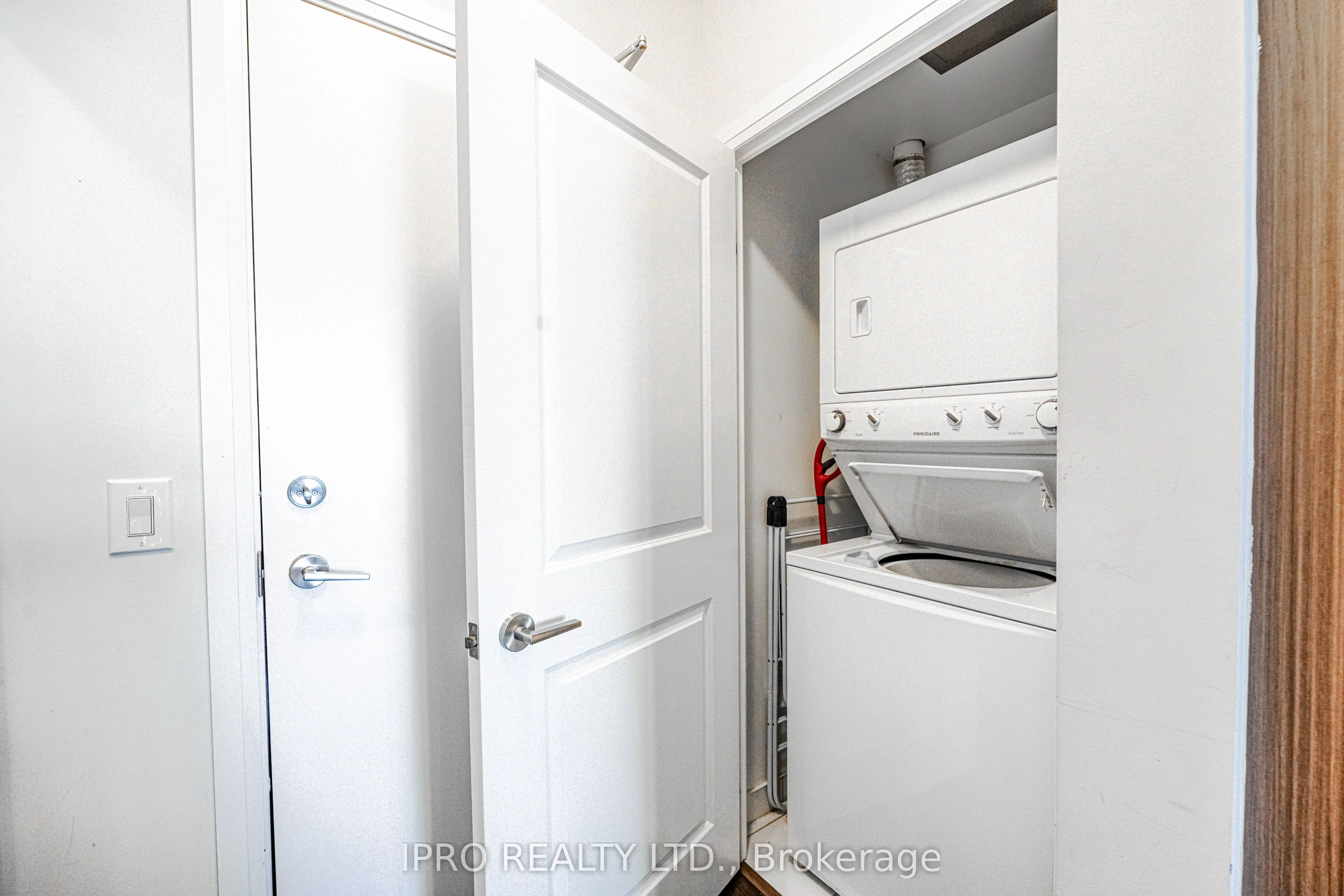 55 Oneida Crescent 1010, Richmond Hill, On L4b 0e8