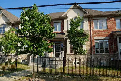 Att/Row/Townhouse in Richmond Hill