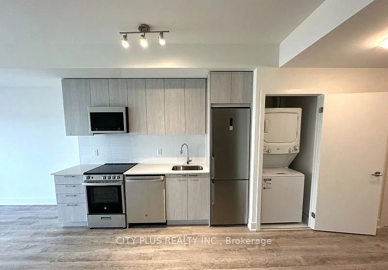 185 Deerfield Road 601, Newmarket, On L3y 0g7