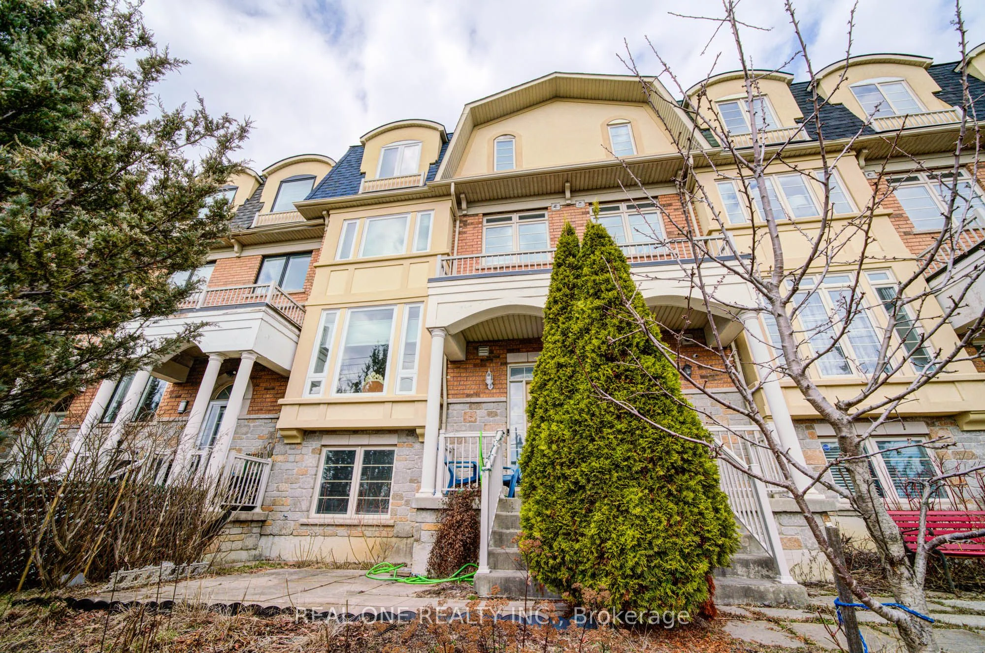 Att/Row/Townhouse in Aurora