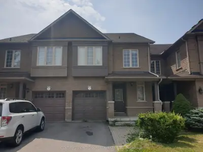 Att/Row/Townhouse in Richmond Hill