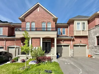 Att/Row/Townhouse in Newmarket