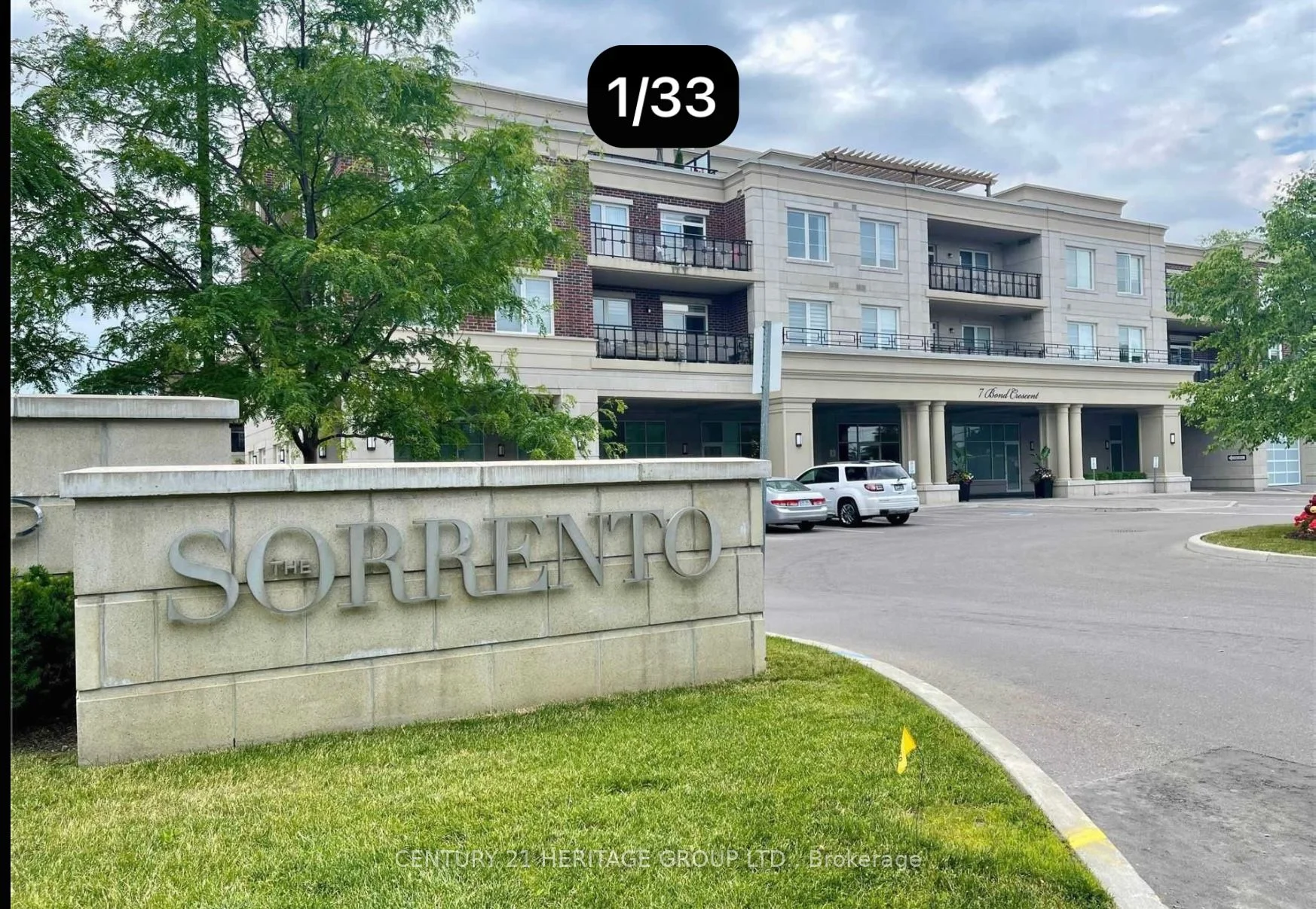 Condo Apartment in Richmond Hill