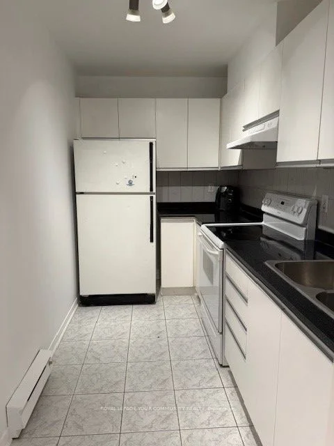 72 Lake Avenue 303, Richmond Hill, ON L4E 2V4