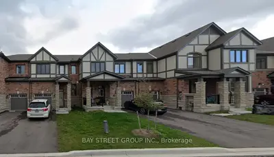Att/Row/Townhouse in Richmond Hill