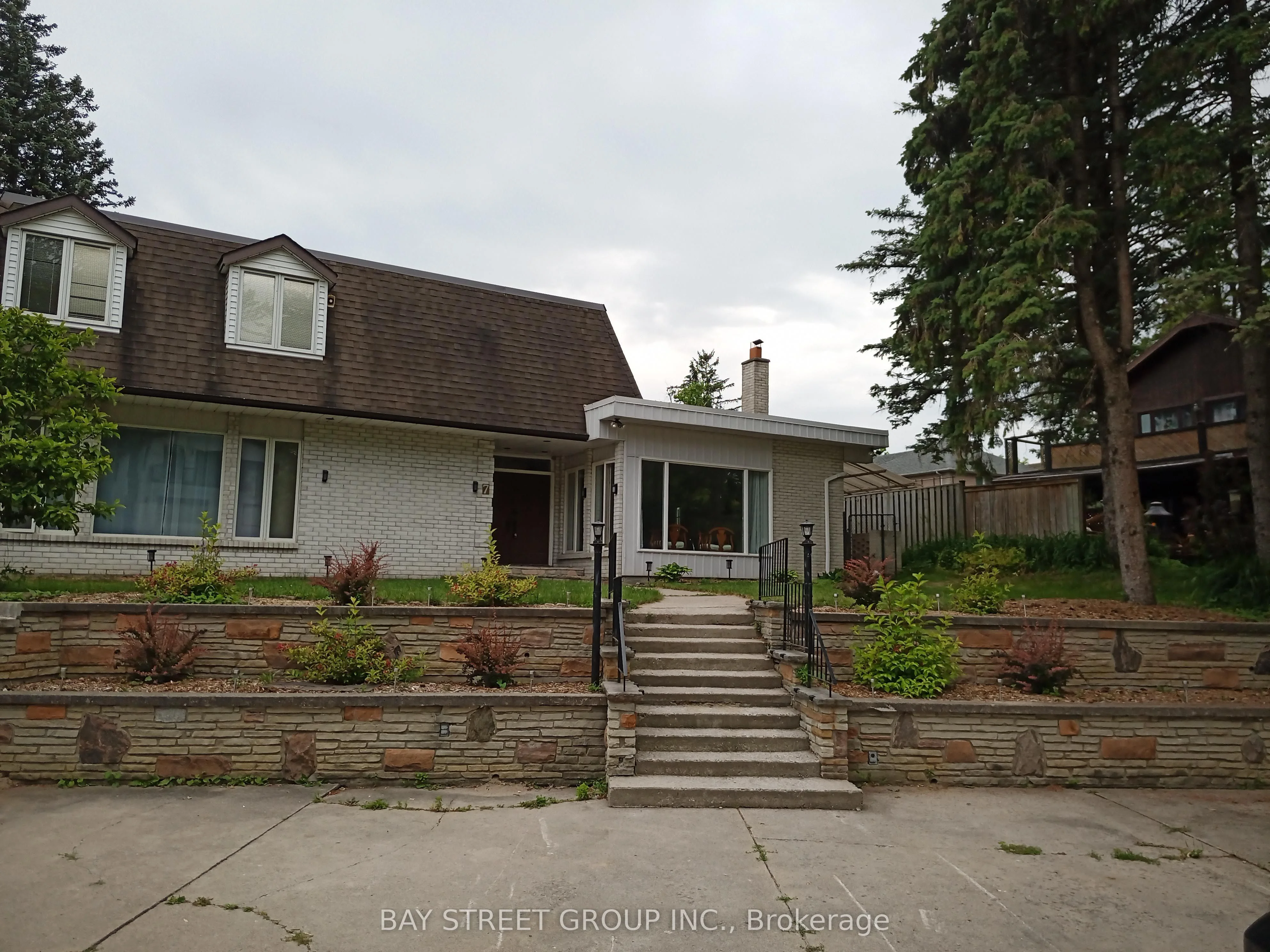 7 Maple Crescent, Whitchurch-Stouffville, ON L4A 2Y3