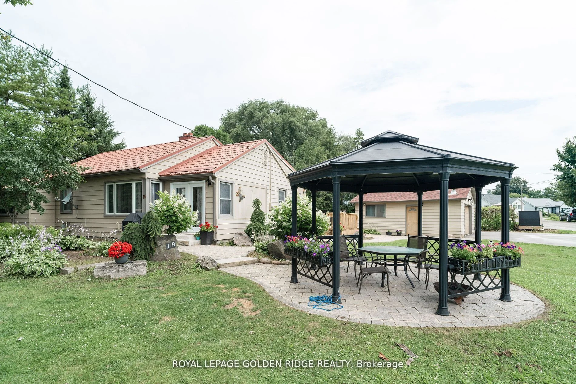 19 Lake Drive N, Georgina, ON L4P 1A2