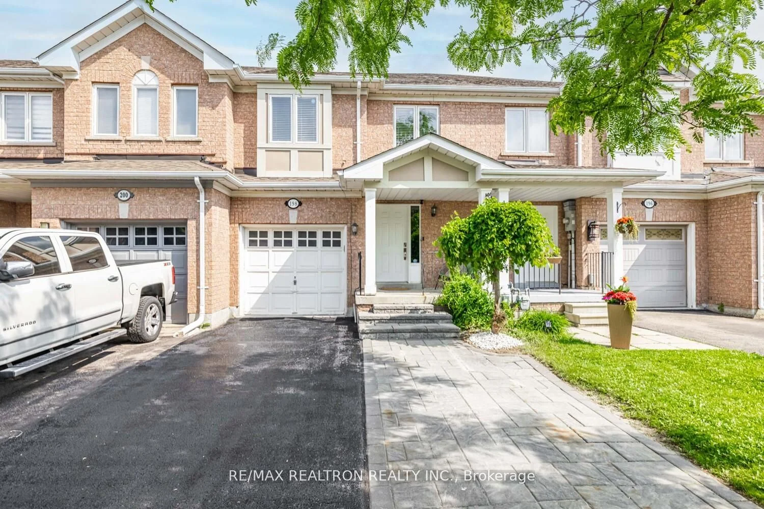 Att/Row/Townhouse in Newmarket