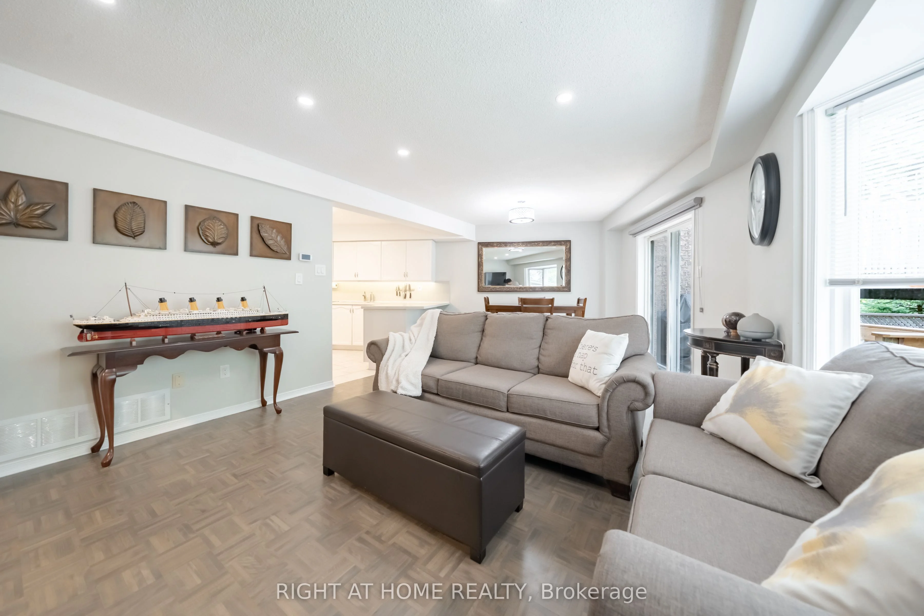 359 Riddell Court 5, Newmarket, ON L3Y 8M8