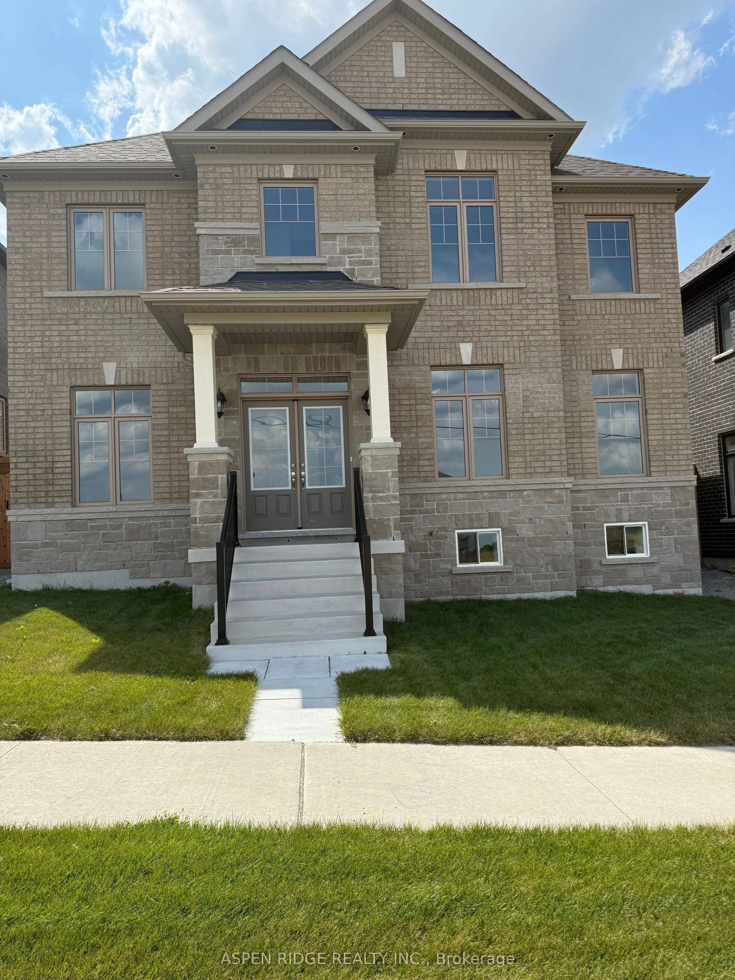 37 Rowe Street, Bradford West Gwillimbury, ON L3Z 4M9