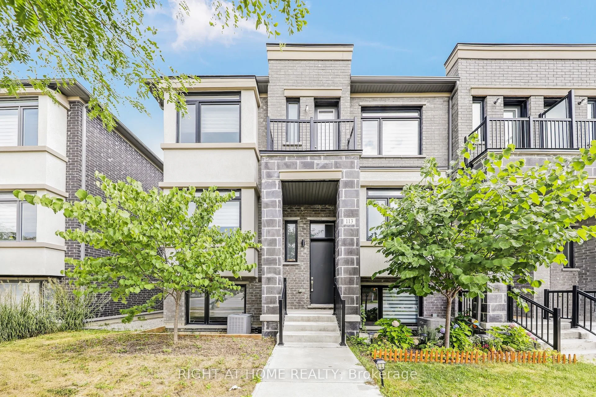 Att/Row/Townhouse in Vaughan