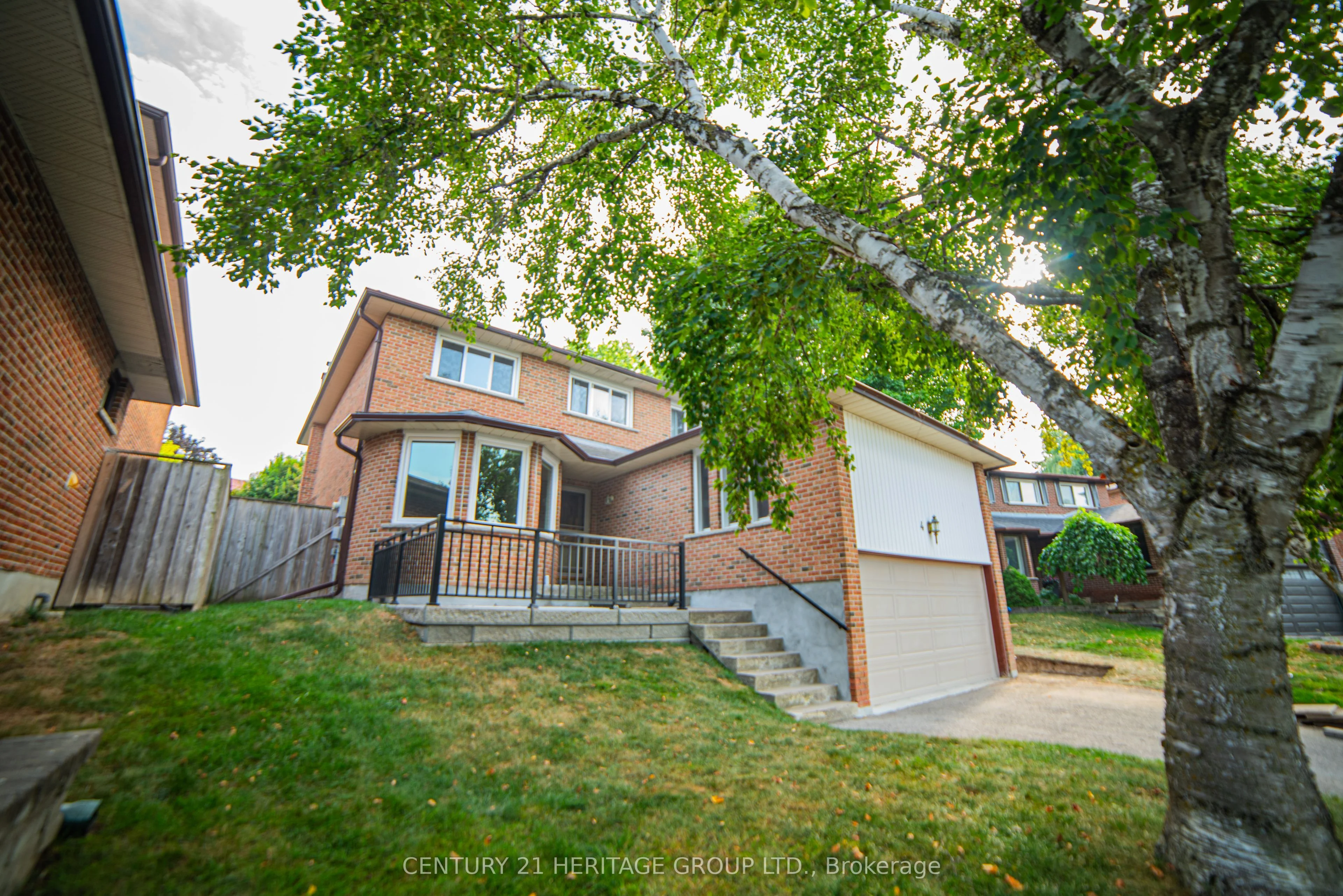42 Portland Crescent Upper Level, Newmarket, ON L3Y 6A5