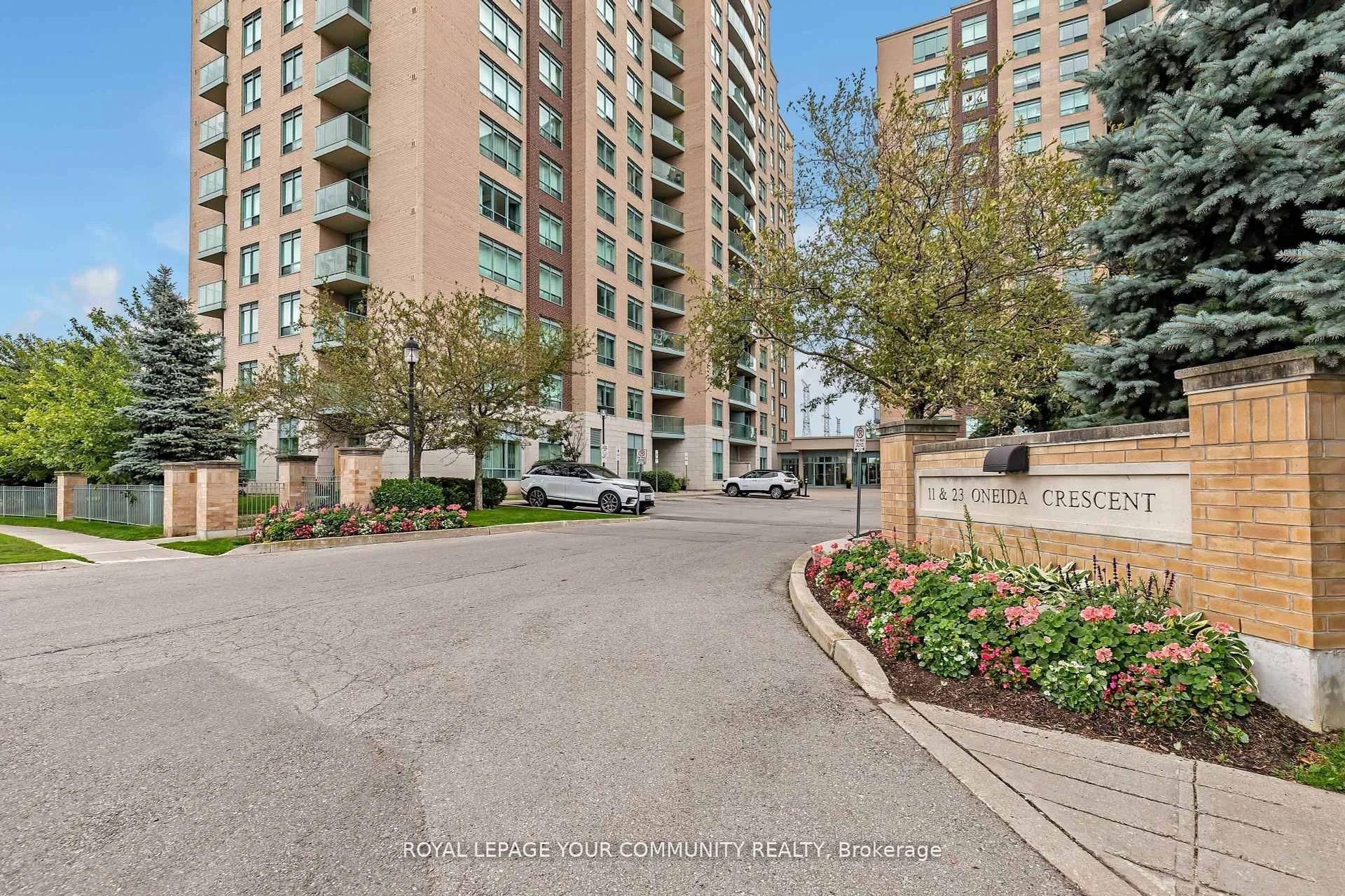 Condo Apartment in Richmond Hill