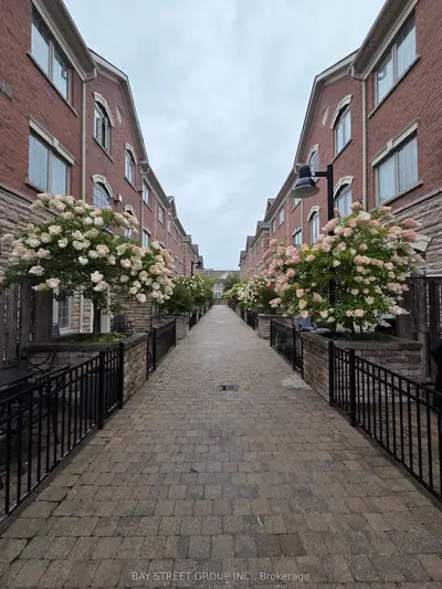 Condo Townhouse in Vaughan