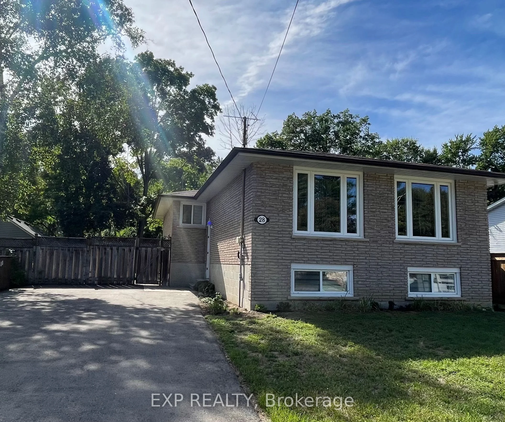28 Pleasant Avenue, East Gwillimbury, ON L9N 1J9