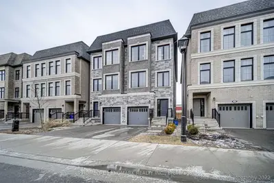Semi-Detached in Richmond Hill
