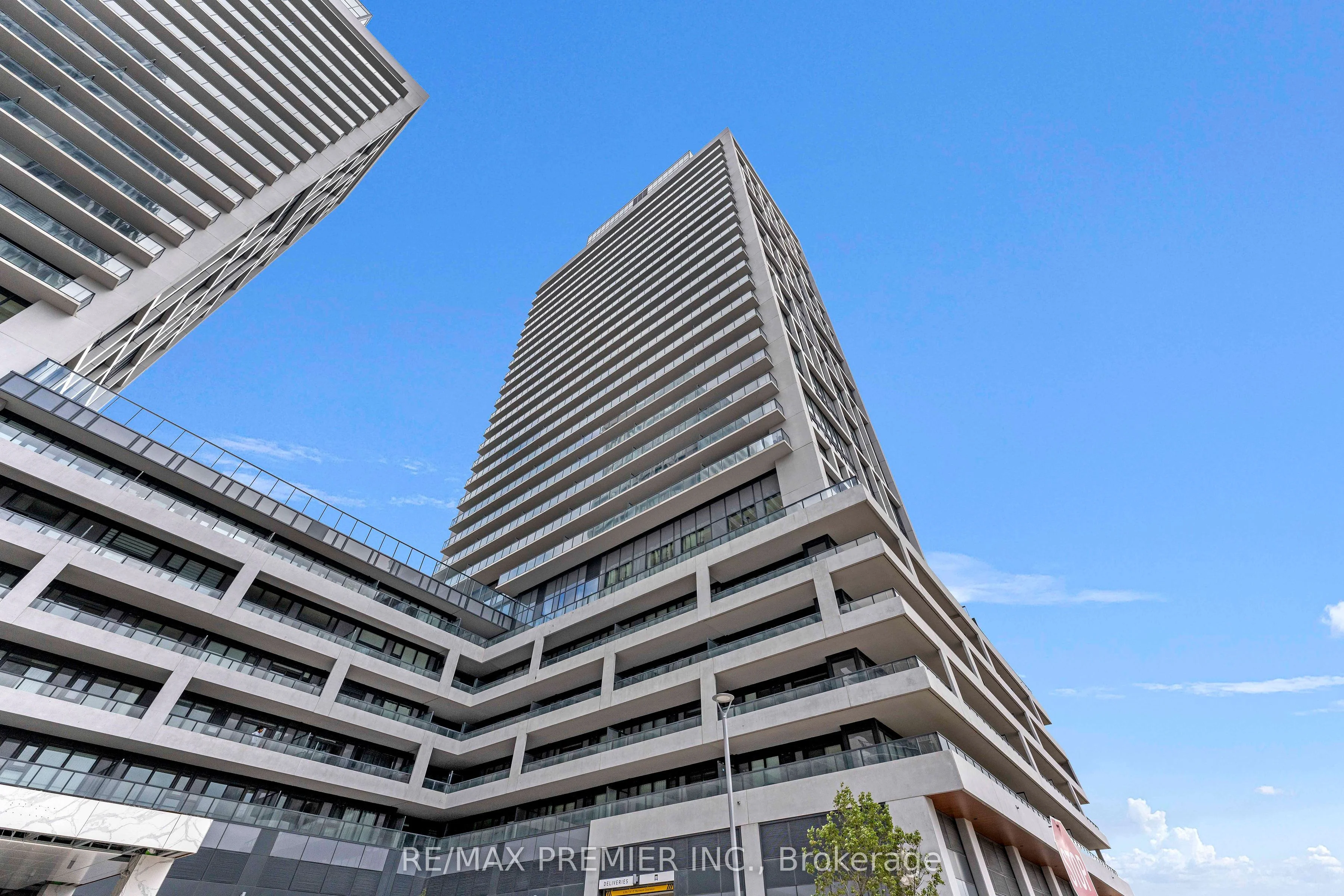 Common Element Condo in Vaughan