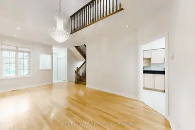Att/Row/Townhouse in Richmond Hill