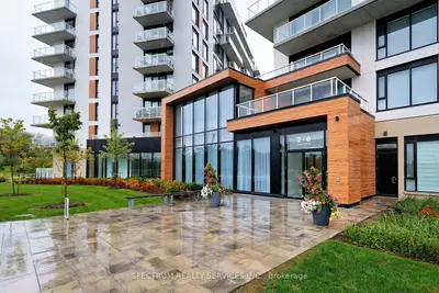 Common Element Condo in Richmond Hill