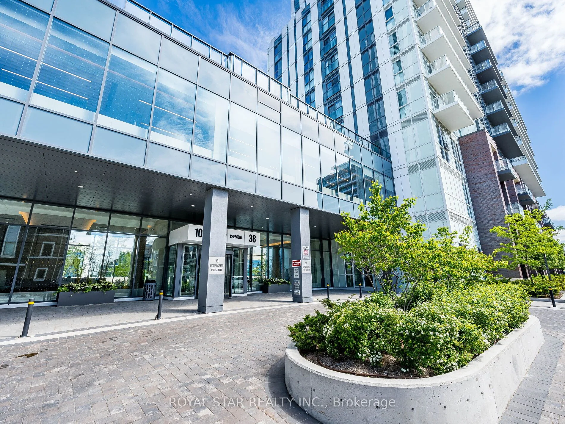 Condo Apartment in Vaughan