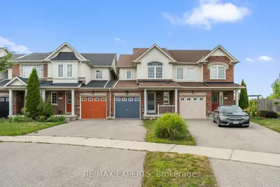 Att/Row/Townhouse in East Gwillimbury