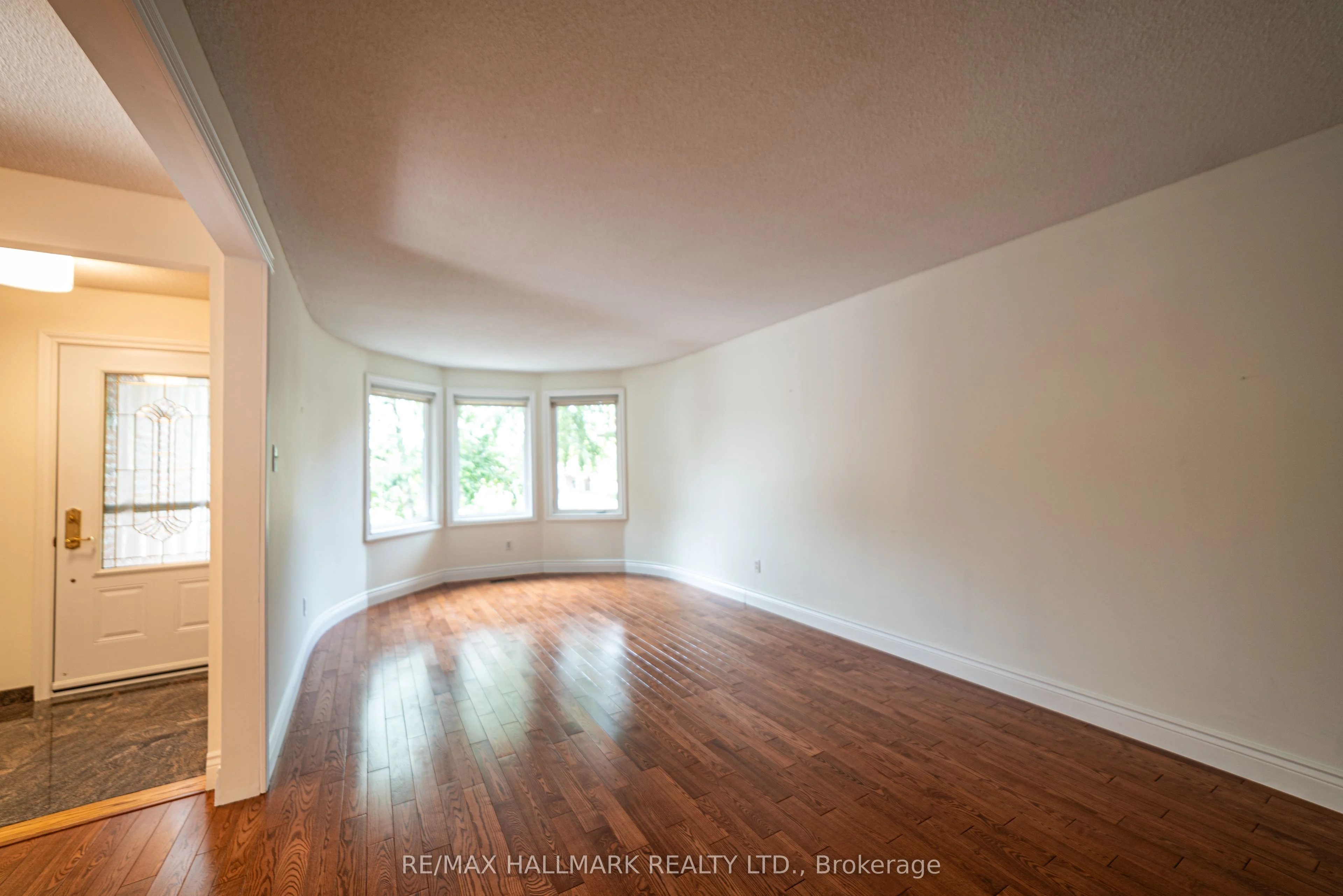 42 Portland Crescent Main, Newmarket, ON L3Y 6A5