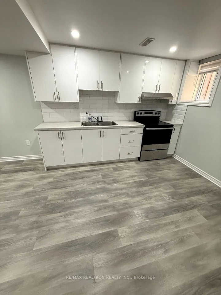 106 Knott End Crescent, Newmarket, ON L3Y 0E4