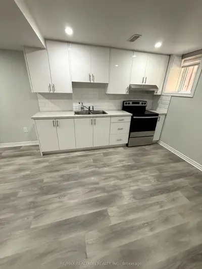 Att/Row/Townhouse in Newmarket