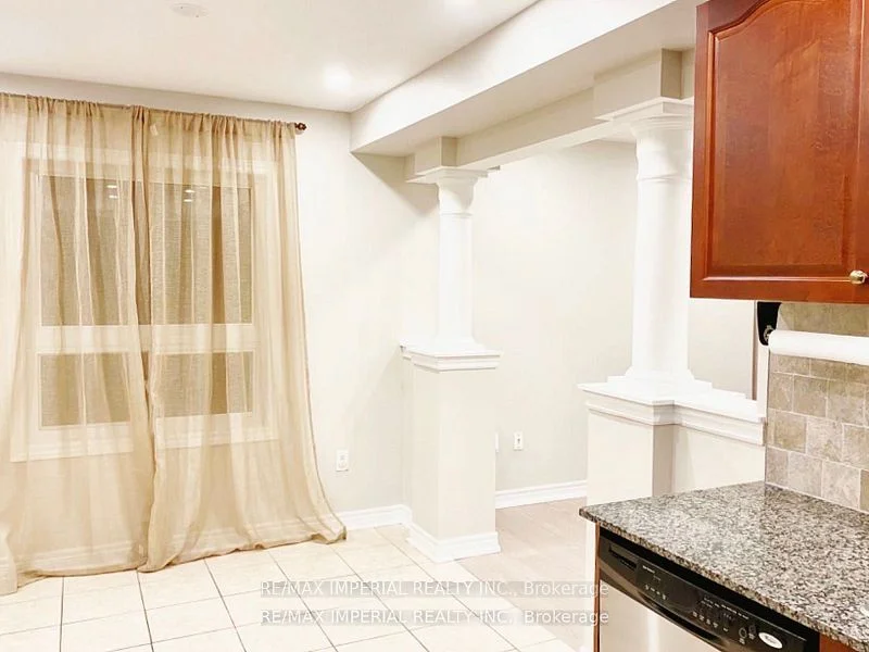 48 Four Seasons Crescent, East Gwillimbury, ON L9N 0C3