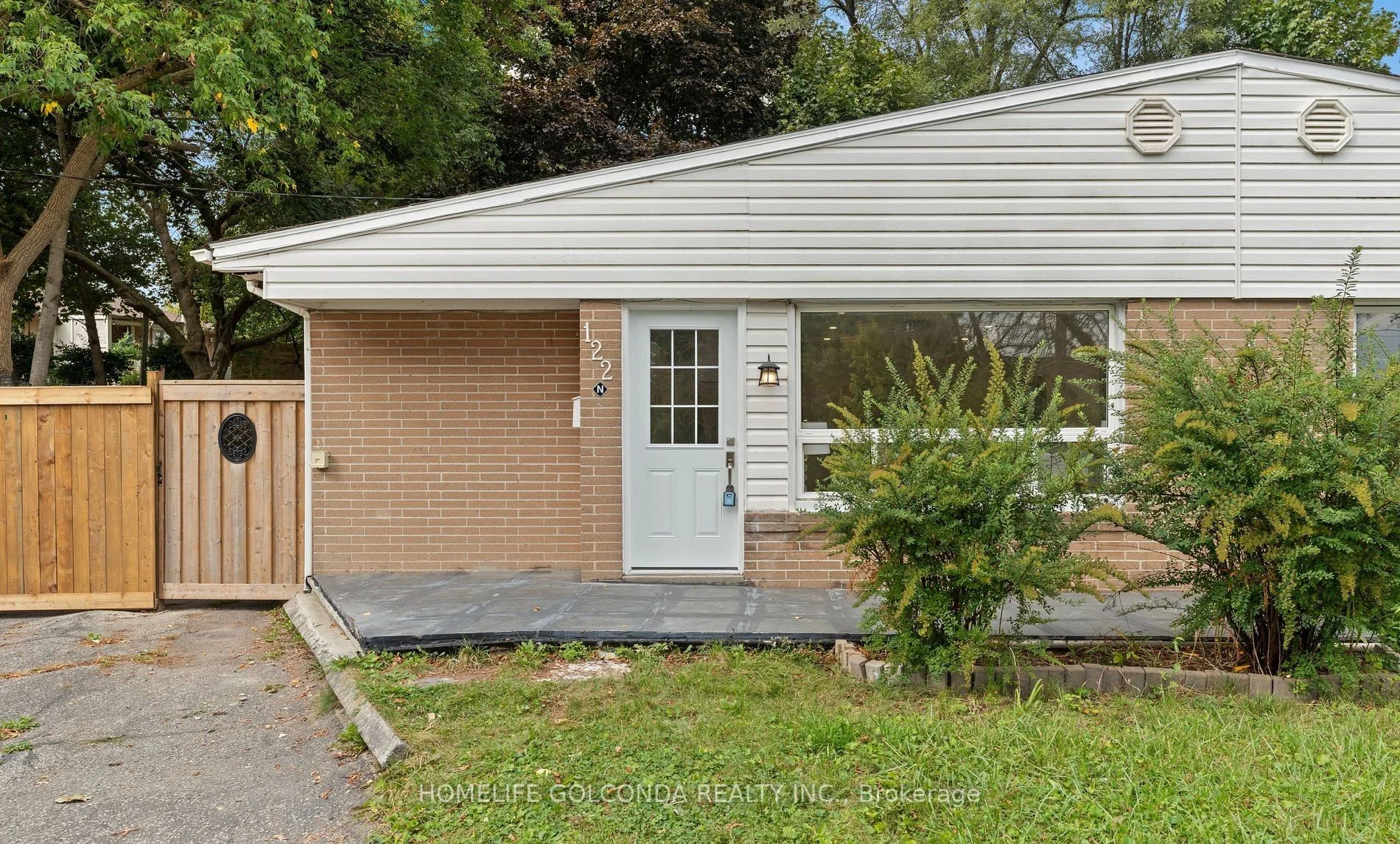 122 Longford Drive, Newmarket, ON L3Y 2Y5