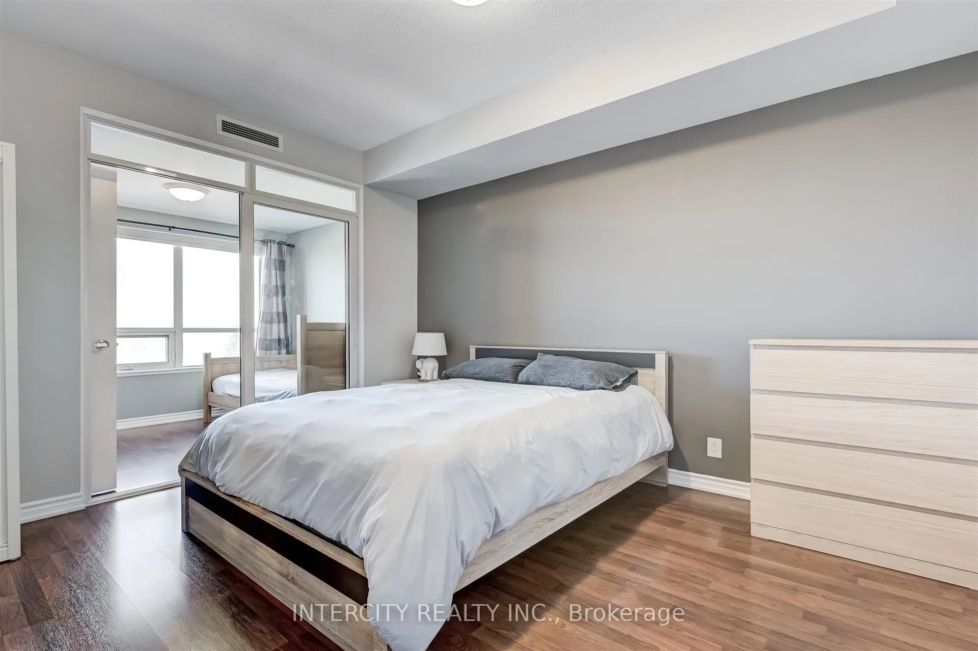 9235 W Jane Street W 516, Vaughan, ON L6J 0A8