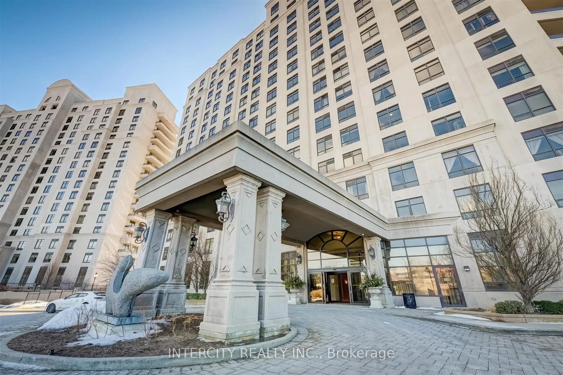 Common Element Condo in Vaughan