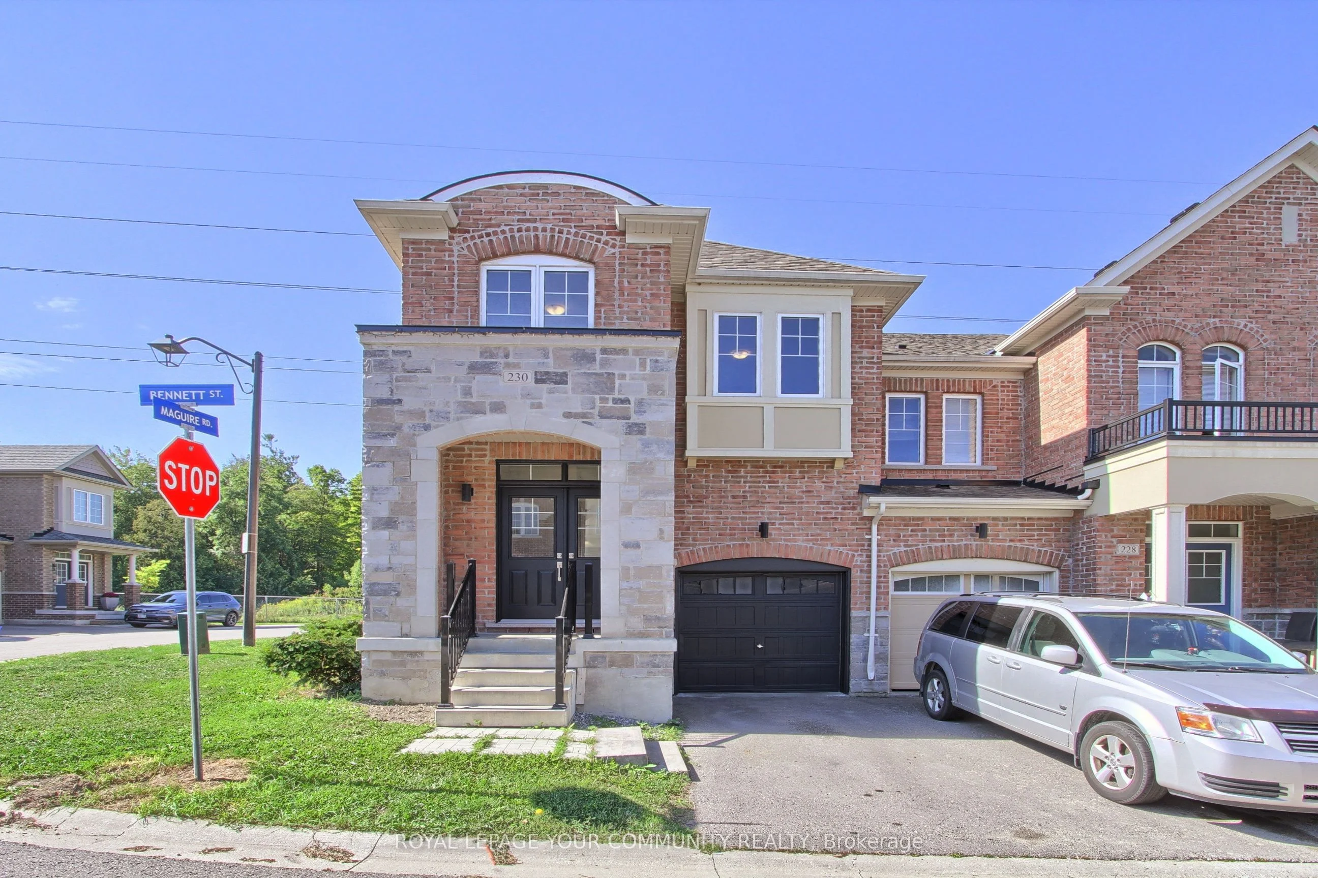 Att/Row/Townhouse in Newmarket