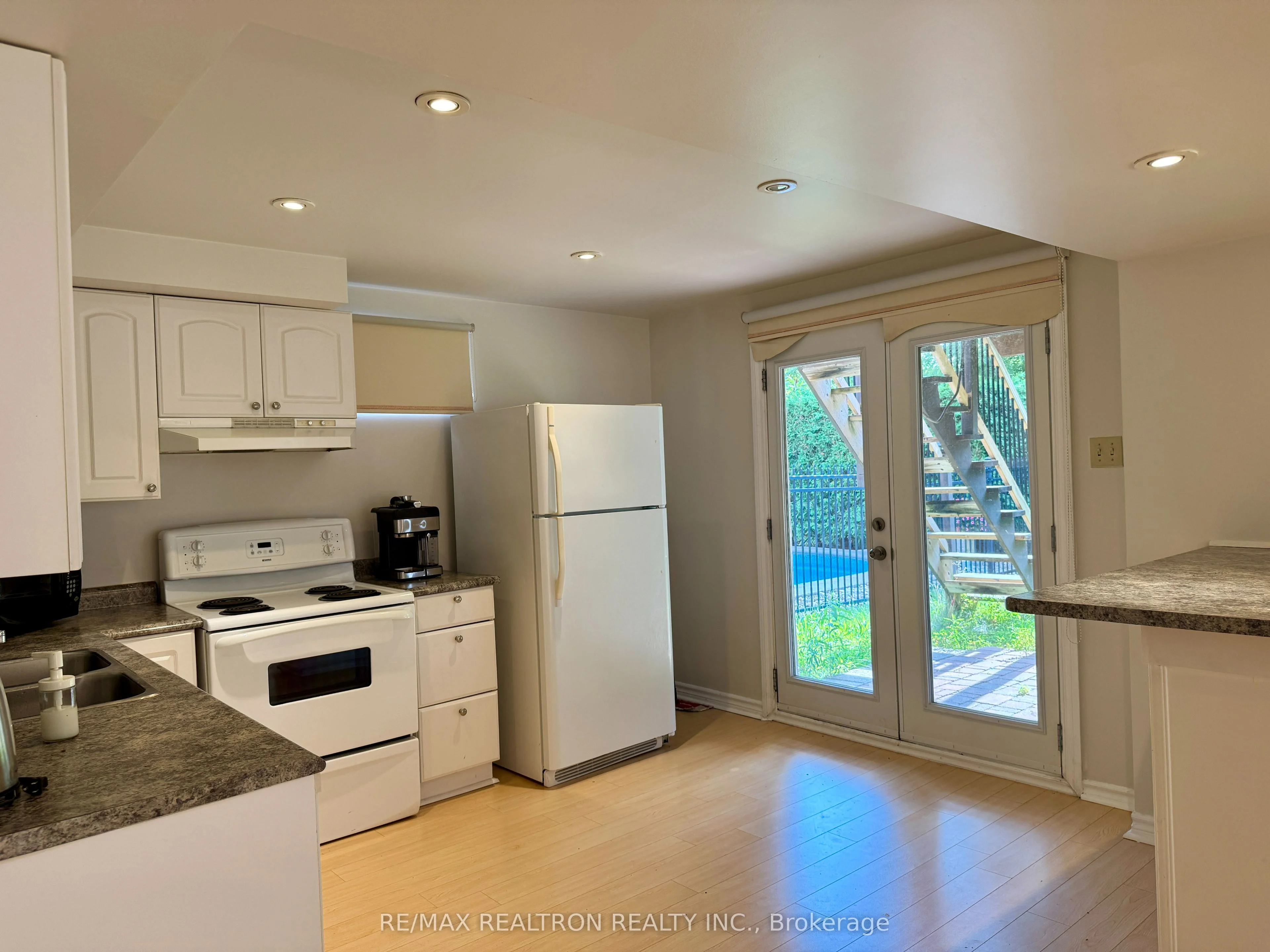 230 Sawmill Valley Drive, Newmarket, On L3x 2w1
