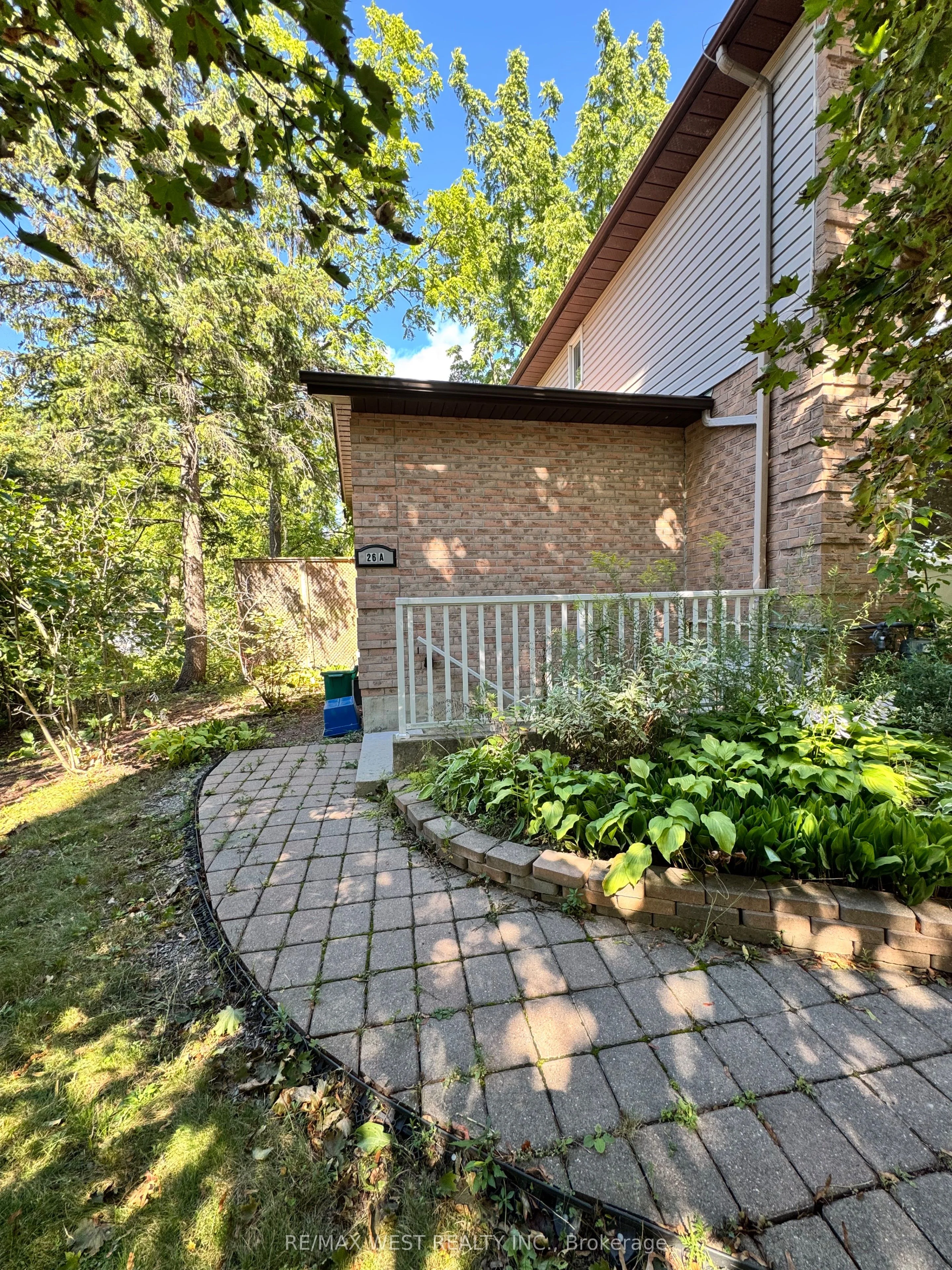 26 Brookland Avenue 26A, Aurora, ON L4G 3Y4