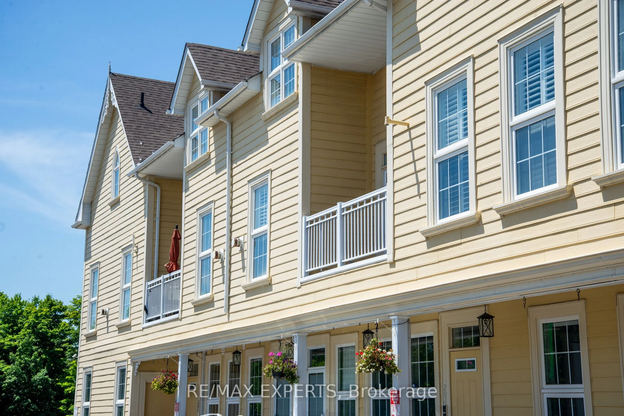 10472 Islington Avenue 202, Vaughan, ON L0J 1C0